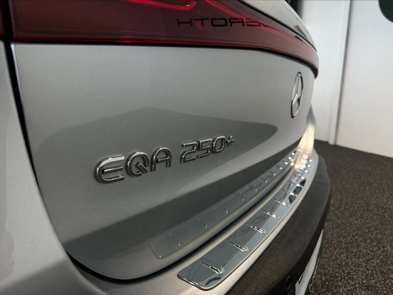 Mercedes EQA250+