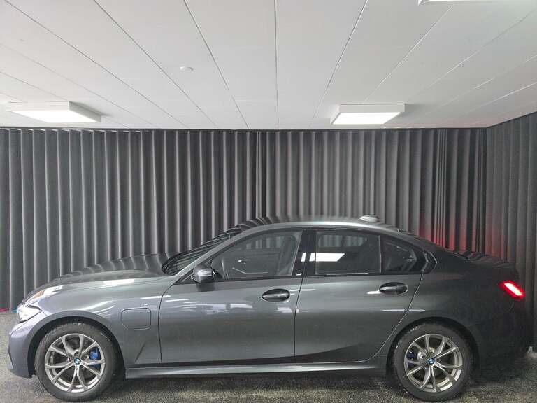 BMW 330e