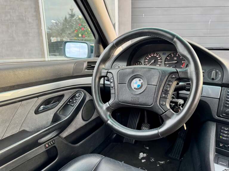 BMW 523i