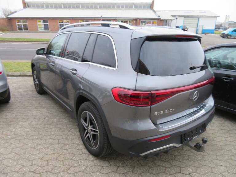 Mercedes EQB250+