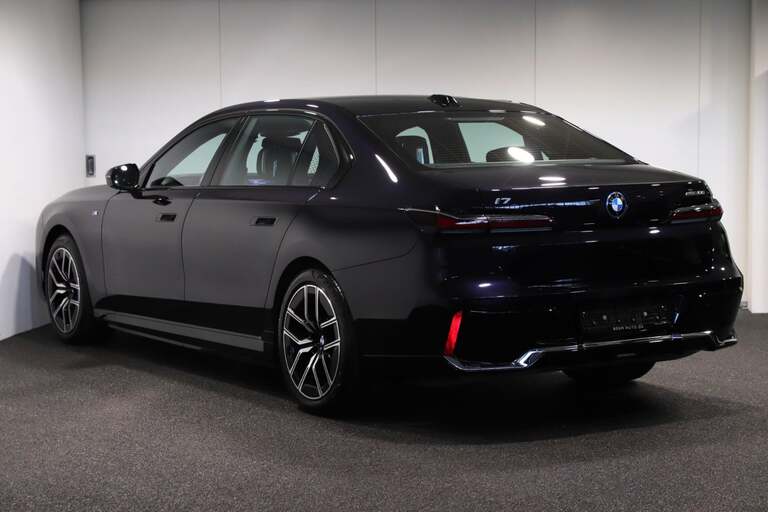BMW i7