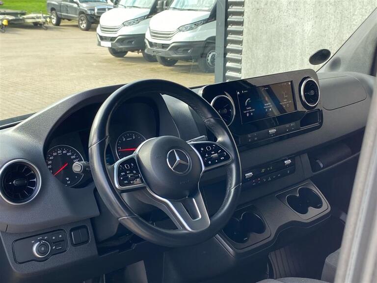 Mercedes-Benz Sprinter 215
