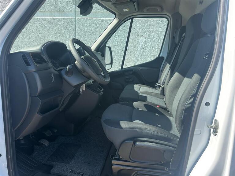 Nissan NV 400