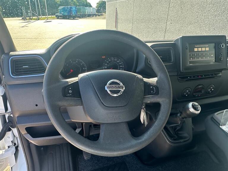 Nissan NV 400