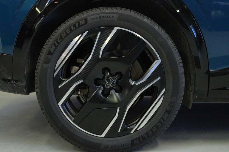 Peugeot e-3008