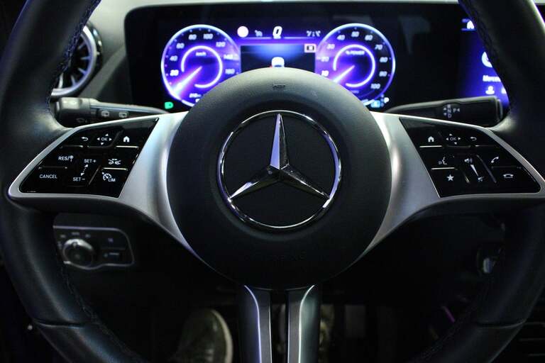 Mercedes EQA300