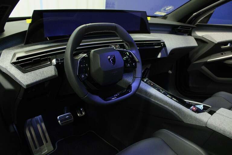 Peugeot e-5008