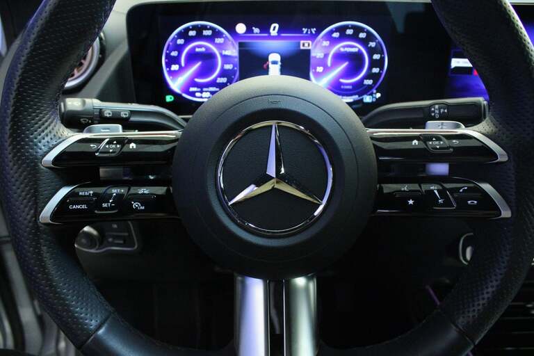 Mercedes EQA300