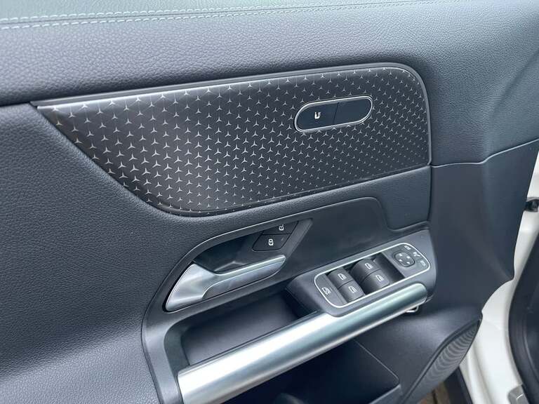 Mercedes EQA300
