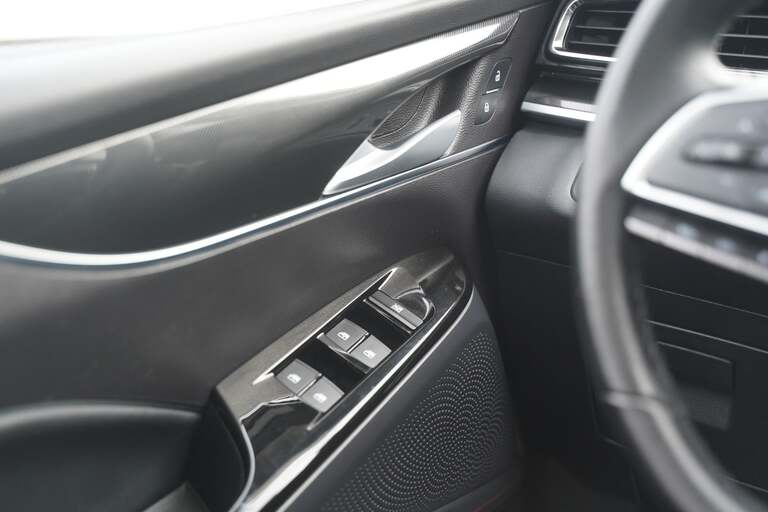 Maxus Euniq6