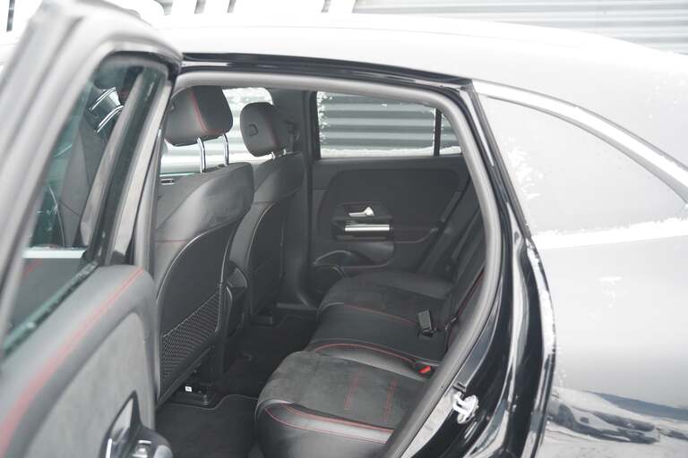 Mercedes EQA300