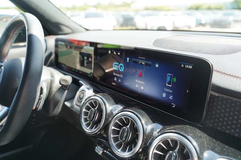 Mercedes EQB300